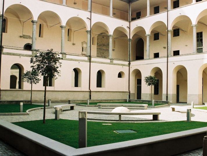 Il chiostro della sede universitaria di Sant'Abbondio a Como