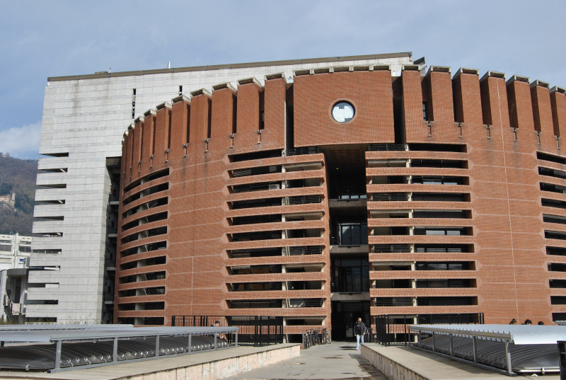 Edificio grigio e mattoni rossi, vialetto d'ingresso