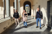 studenti che camminano nella sede di S. Abbondio, Como