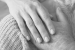 Mano di un adulto e di un anziano che si intrecciano
