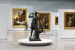 statua e quadri esposti in un museo