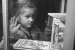 Bambina che guarda i libri in vetrina - foto simbolica Jella Lepman