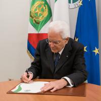 Il Presidente della Repubblica firma la pergamena dell'Università dell'Insubria