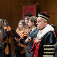 Il Rettore Angelo Tagliabue con gli studenti e il coro sul palco Il Rettore Angelo Tagliabue con gli studenti e il coro sul palco