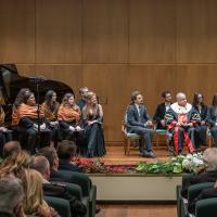 Il palco dell'inaugurazione con studenti, coro e Rettore