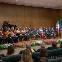 Il palco dell'inaugurazione con studenti, coro e Rettore