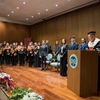 Il palco dell'inaugurazione con studenti, coro, Rettore e Cerimoniere Il palco dell'inaugurazione con studenti, coro, Rettore e Cerimoniere