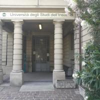 Ingresso della sede universitaria di via Cavallotti a Como