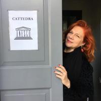 La professoressa Barbara Pozzo sulla soglia di un ufficio con il logo della Cattedra UNESCO