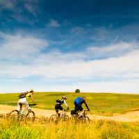 Ciclisti, colline, cielo