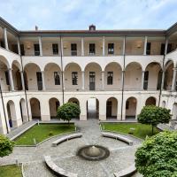 Vista sul chiostro di Sant'Abbondio con archi e prato