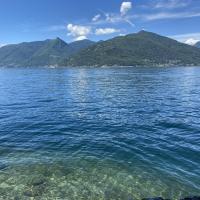 Scorcio sul lago e monti sullo sfondo