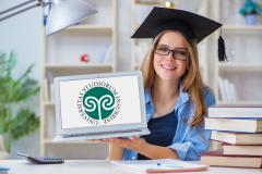 Studentessa con cappello "tocco" e computer portatile con logo Insubria