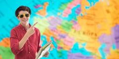 studente con occhiali da sole che indica la cartina geografica