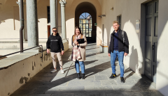 studenti che camminano nella sede di S. Abbondio, Como
