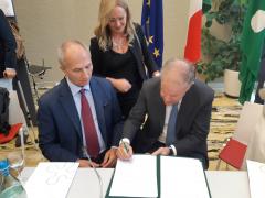 il rettore Angelo Tagliabue firma il Protocollo; accanto a lui il rettore dell’Università di Brescia Maurizio Tir