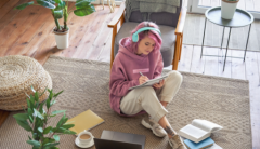 ragazza che studia in appartamento