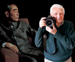 Giorgio Lotti in compagnia di uno dei suoi più celebri ritratti fotografici: quello dedicato a Zhou Enlai (1898-1976), a capo della Repubblica Popolare Cinese dal 1949 al 1976
