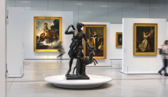 statua e quadri esposti in un museo