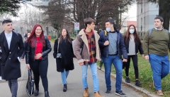 studenti che camminano a Varese