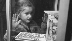 Bambina che guarda i libri in vetrina - foto simbolica Jella Lepman