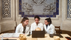 Studentesse analizzano reperti archeologici