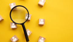 Lente di ingrandimento che cerca tra sagome di persone