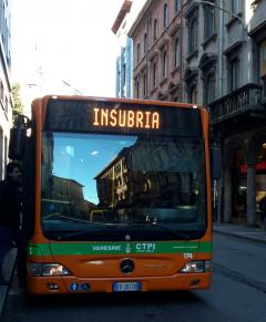 Linea C Varese - corse Insubria Autobus della Linea C di Varese, corsa "Insubria" con ragazzo che sale
