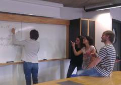 Studenti e docente in aula