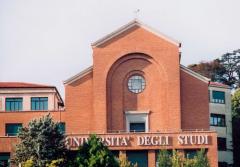 Sede di Via Ravasi - Varese Palazzina con scritta Università degli Studi, alberi