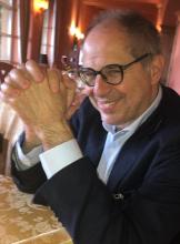 Il Direttore del DBSV, prof. Luigi Valdatta Mezzobusto di uomo con occhiali, mani incrociate e giacca elegante nera