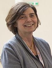 La Direttrice del DMC, prof.ssa Luigina Guasti Mezzobusto di donna con capelli castani e giacca elegante grigia