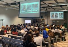 Studenti e docenti in aula durante lezione
