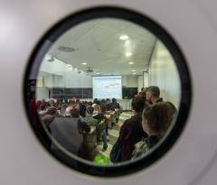 DiSAT - Studenti in aula visti attraverso un oblò