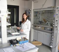 DiSAT - Ricercatrice in laboratorio con cappa DiSAT - Ricercatrice in laboratorio con cappa