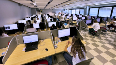 Laboratorio informatico con studenti