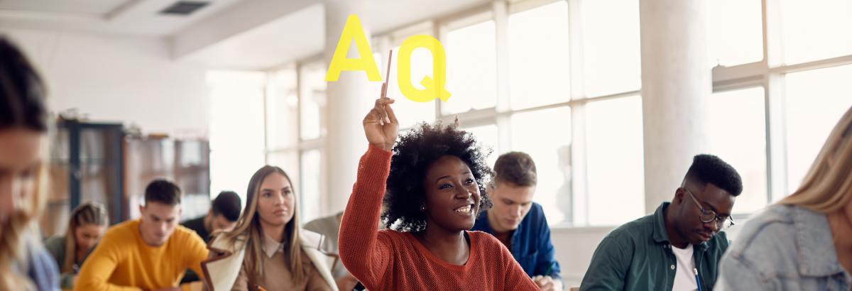 ragazza in aula che alza la mano con una matita in mano con sovra-impressa la scritta AQ