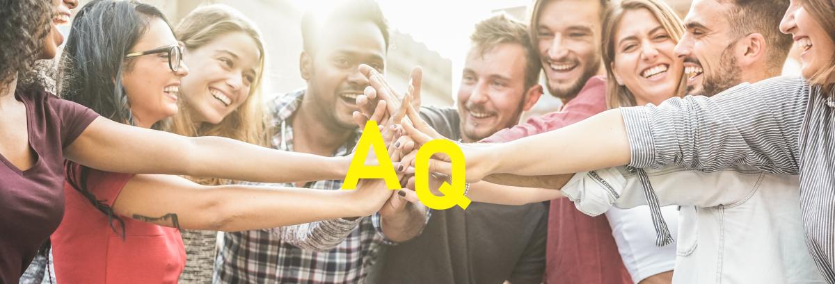 gruppo di studenti che intrecciano le mani con scritta AQ in giallo